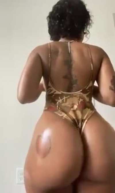 LaLacakes got that old school 90s body! 😌