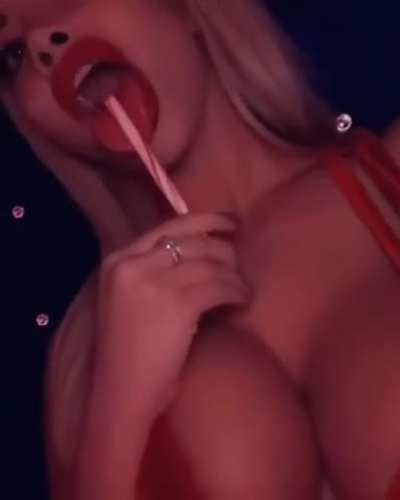 The way her tongue moves is sexy asf.
