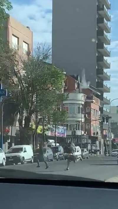 Eso es en Pavón y calle Brasil, mano capital, límite entre Lanús y Avellaneda.
