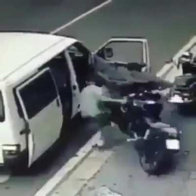 This sort of bullshit is why insurance is so high in big cities like london. Cunts like these can lift a bike in seconds regardless of disc/steering locks