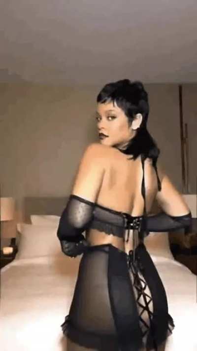 Rihanna shakin'it!