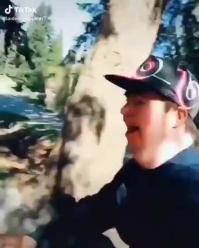 Hijo ves a jugar con el vecino El vecino: