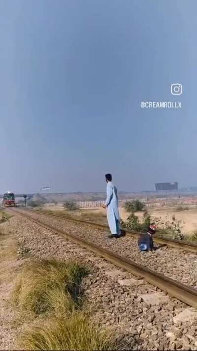 Neo, The Anomaly of India; defeater of trains