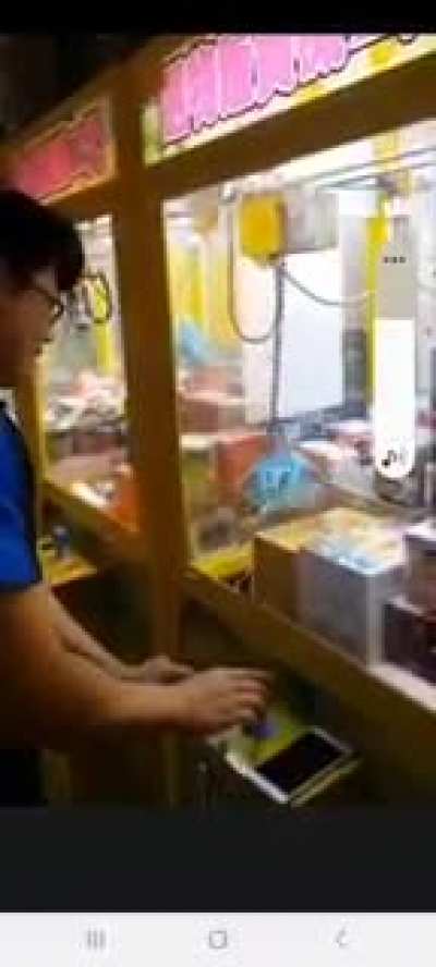 When you try to outsmart a crane game