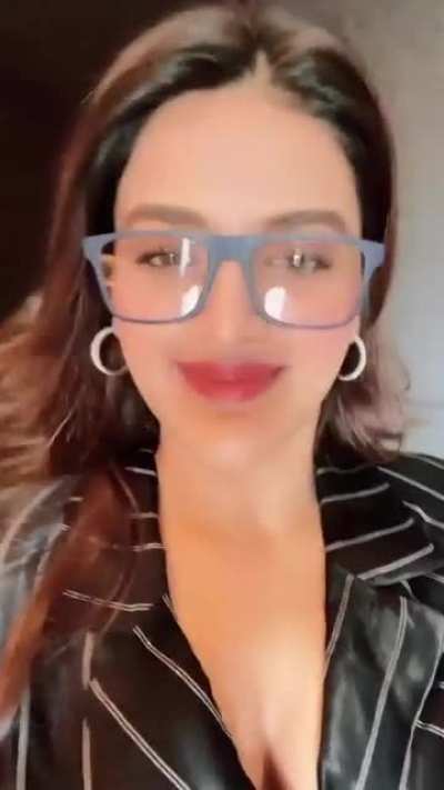 Yummy Nidhhi Agerwal