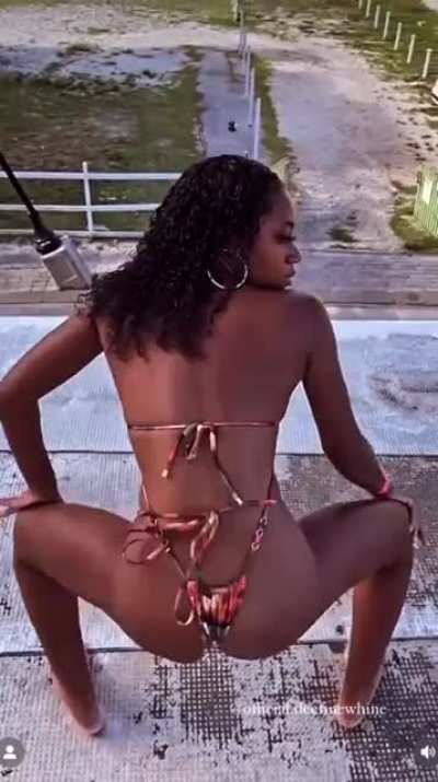 Dee (@off<wbr>icial<wbr>.deef<wbr>inewh<wbr>ine)