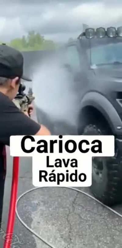 Assim q os cariocas lavam seus carros