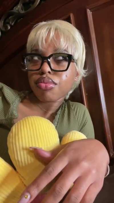 rate her lips