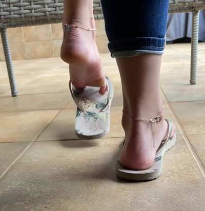 Your POV - you’ve spotted my feet in a coffee shop - you “drop” your spoon and decide to linger 😈 do you like what you see?