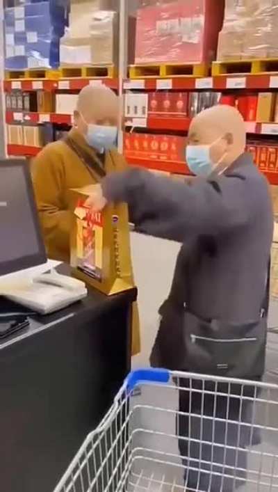 下山买年货了
