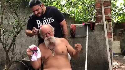 Pintando o cabelo do veio kkk