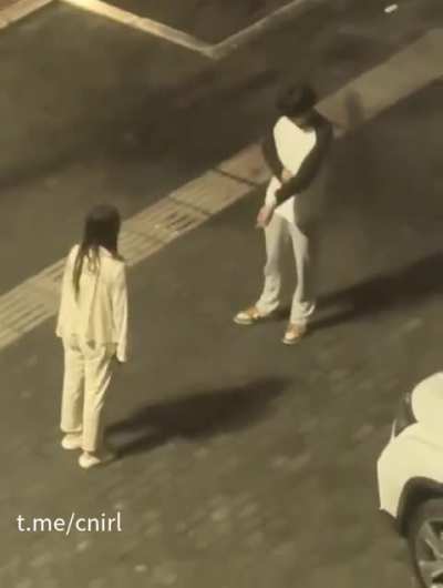 情侣释放完<wbr>荷尔蒙都累<wbr>了,一个单<wbr>身狗在看的<wbr>津津有味