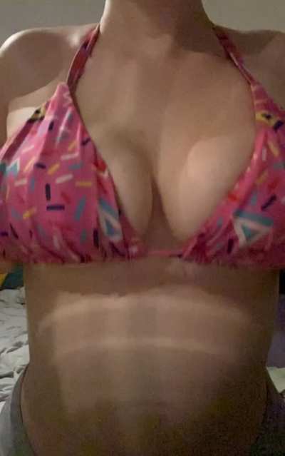Shake and drop them tits💋