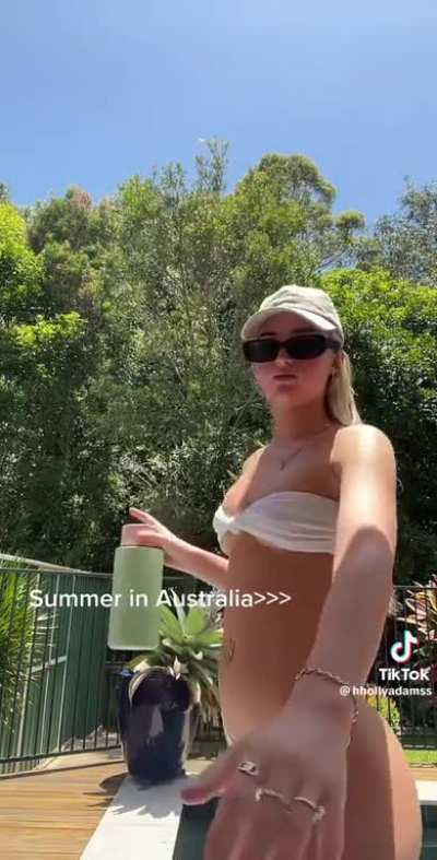 @hhollyadamss