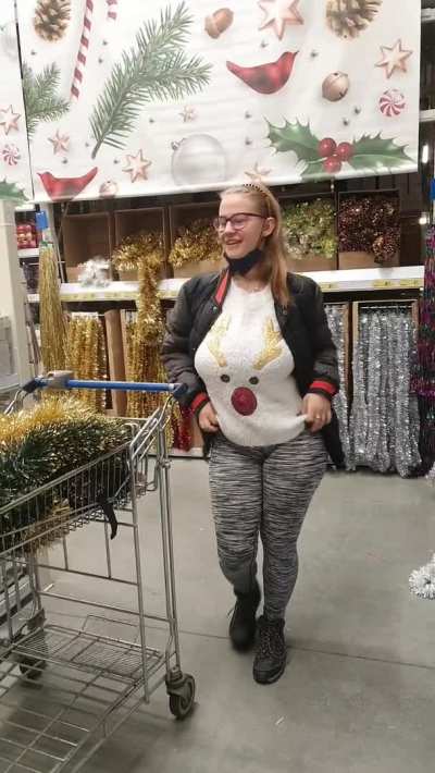 #TittyDrop Quick titty action while Christmas shopping