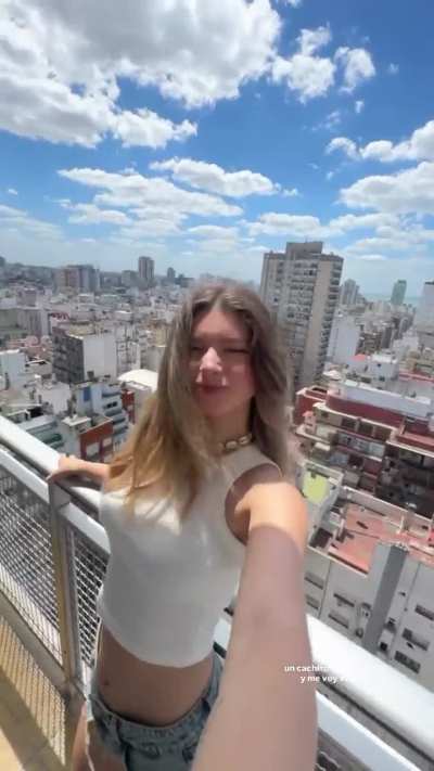 Mostrándonos sus tetotas