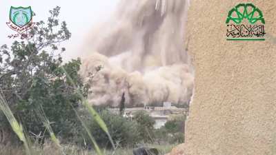 Massive tunnel bomb detonated underneath an SAA checkpoint Ma'arrat Nu'man, Idlib - 5/5/2014