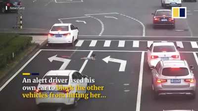 Girl falls out of car window unbeknownst to driver, assisted by yielding motorists