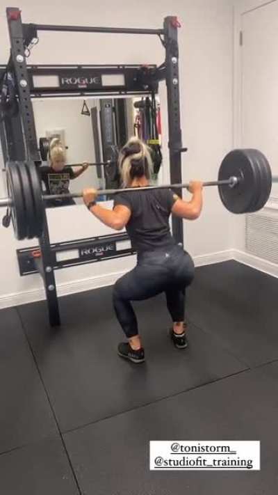 Toni storm