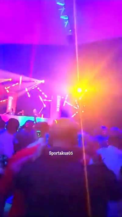 Julia Beautx und Rewinside küssen sich bei der SWR3 Halloween Party 2023