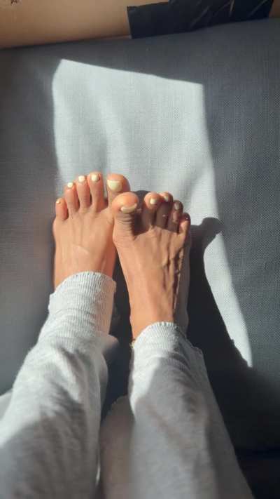 Letting my feet soak up the sun🦶🏼<wbr>☀️