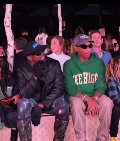 Ye and Pharrel vibing to „Deja vu“ sample, as the goated producers they are 🐐