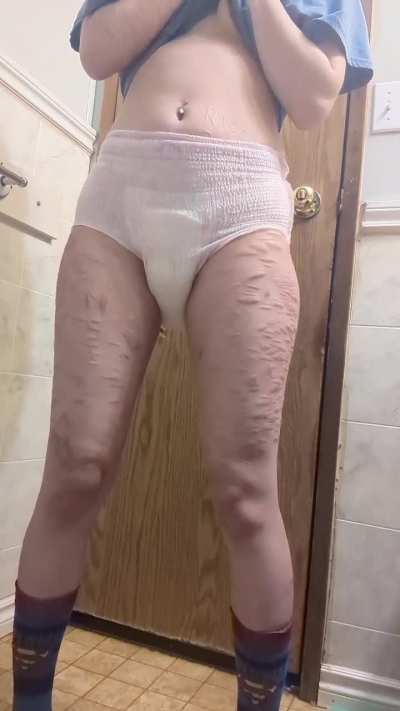 it's so fun to watch my diaper swell up!!! (⁠ ⁠ꈍ⁠ᴗ⁠<wbr>ꈍ⁠)