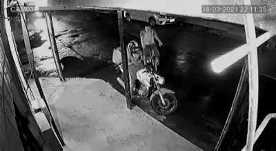 Burglar gets hit while mugging food delivery man