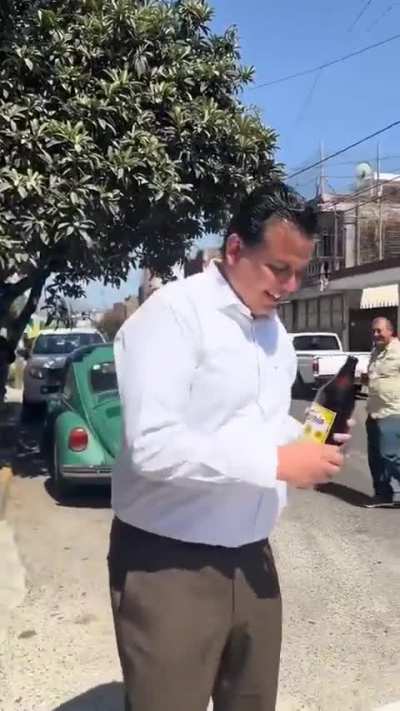 Yo jamás vendería mi voto, a caray quiero oír su oferta joven