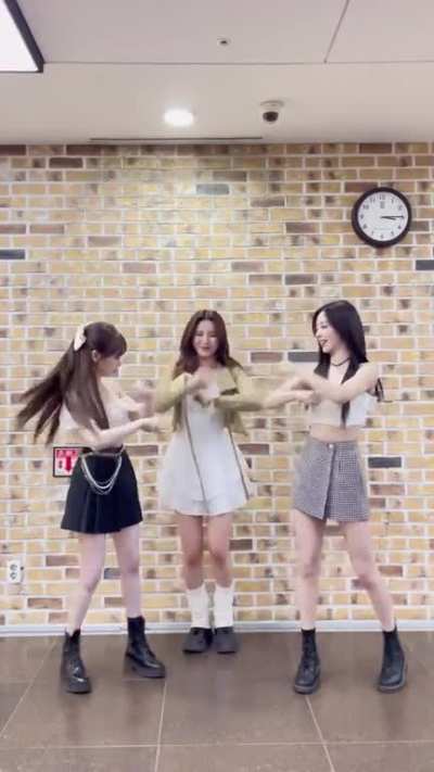 [230327] Bora, Jiwon & Jiyoon (Ichillin') IG update: #POW_challenge
