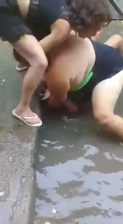 Woman try to drown the other at the sewer