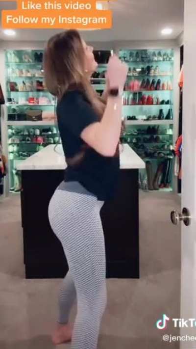 Booty lookin round and peachy in those leggings