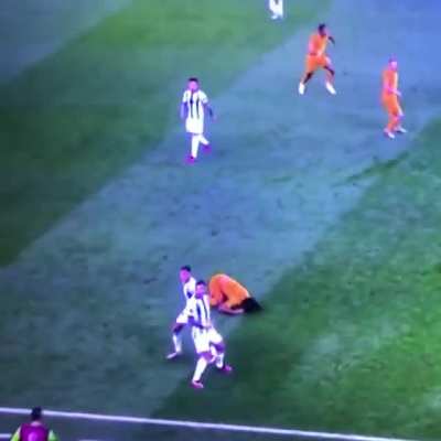 Leandro Paredes kicks the ball into the Netherlands bench causing an uproar.