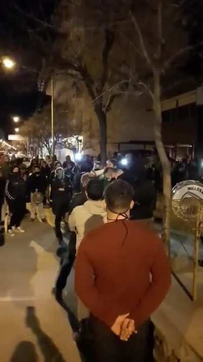 Ante la vuelta a fase 1, se pudrio en Cipolletti Rio Negro, los ciudadanos afuera de la casa del intendente diciendo que van a trabajar con o sin permiso del gobierno.