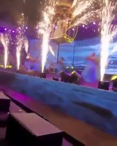 Apni shaadi mey aisa chutiyapa karne sey sakht bachein 😂