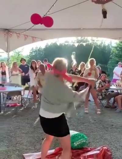 Encontré un vídeo más completo de este palazo
