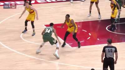 [Highlight] Onyeka Okongwu locks down Giannis and steals the ball
