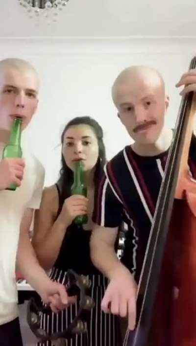 Почему девке никто пощёчину не дал?