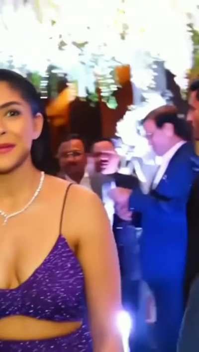 Mrunal Cleavage