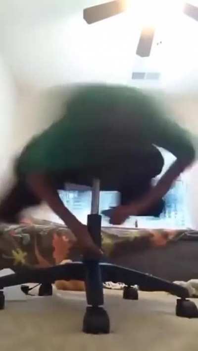POV: eu com 8 anos quando via uma cadeira que gira