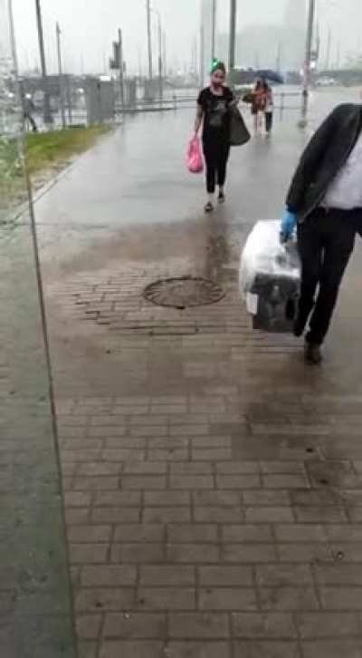 Диско-люк во время урагана в Москве. Метро Саларьево. У черепашек-ниндзя, видимо, дискотека.