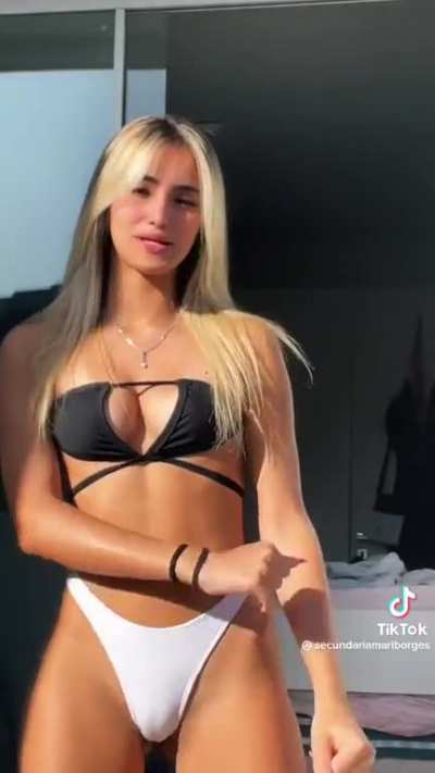 She is so hot 🤤🔥
