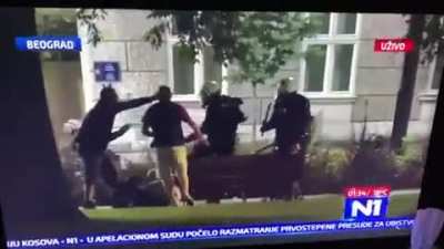 Насилни неки момци, седе на клупици