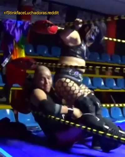 Lady Dinamita ass in face
