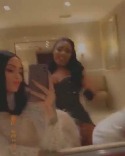 Meg grinding on Kehlani