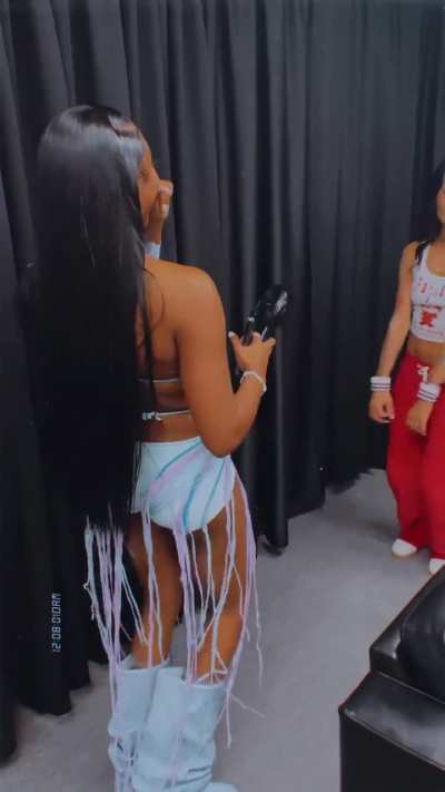 She so petite 😩