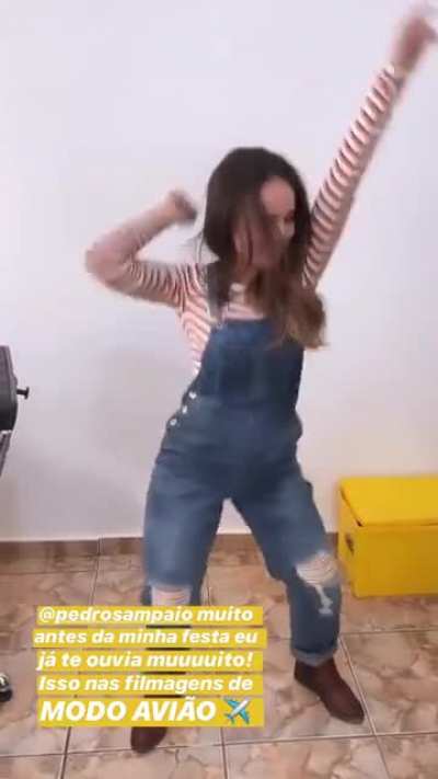 Larissa dançando e rebolando no set de modo avião