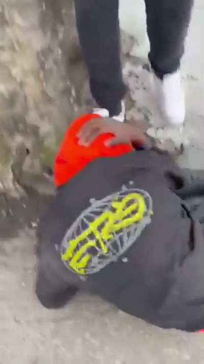Queens Crips catch another crip lacking and beat him with the knocks 😨