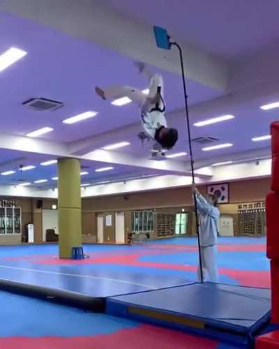Real life flash-kick performed in a Dojang
