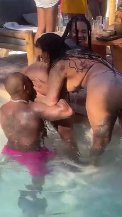 Dude tryna eat Shaa's 🍑